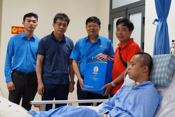2 nhà giáo được Tổng Liên đoàn Lao động Việt Nam tặng quà