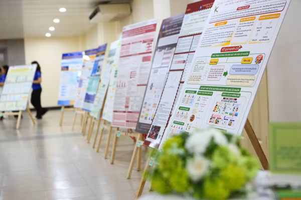 Triển lãm poster và sản phẩm khoa học, công nghệ và đổi mới sáng tạo của sinh viên.