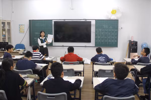 Giám thị hướng dẫn thí sinh trước khi làm bài thi.