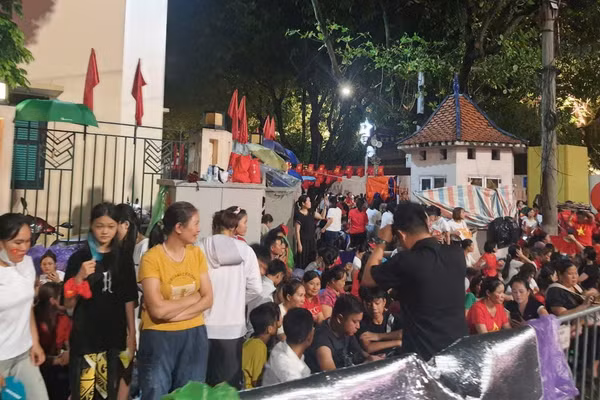 Người dân xếp hàng xuyên đêm trên phố Chu Văn An để chờ xem tổng duyệt A80.