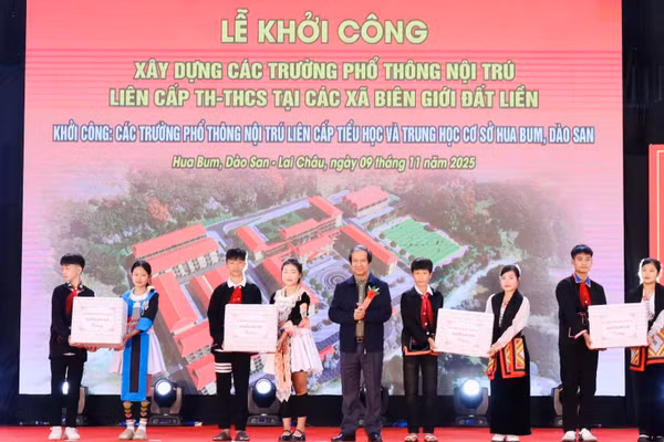 Bộ trưởng Bộ GD&ĐT Nguyễn Kim Sơn tặng quà cho học sinh Trường phổ thông nội trú liên cấp Hua Bum, xã Dào San, tỉnh Lai Châu - Ảnh: VGP.