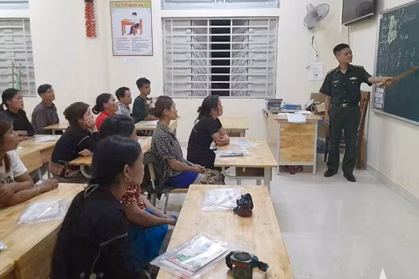 Đại úy Hồ Văn Hữu trong giờ lên lớp. Ảnh: Báo Quân đội Nhân dân.