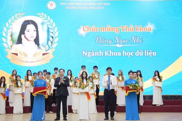 PGS.TS Lê Mạnh Hùng - Hiệu trưởng Trường Đại học Công đoàn tặng thưởng cho các Thủ khoa đầu vào năm 2026.