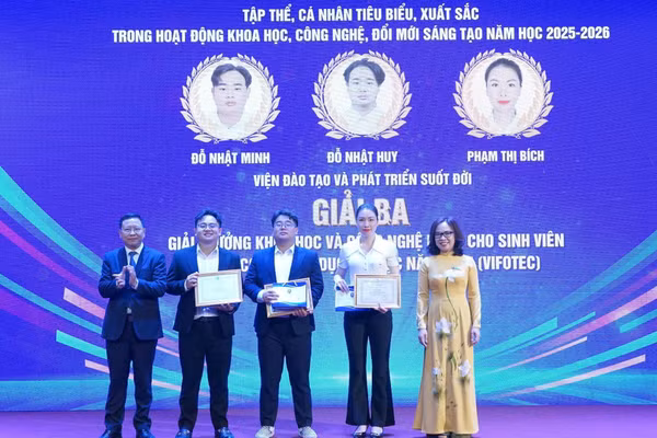 Ông Trần Văn Đạt - Phó Vụ trưởng Vụ Học sinh, sinh viên (Bộ GD&ĐT) và PGS.TS Nguyễn Thị Nhung – Hiệu trưởng Trường Đại học Mở Hà Nội trao thưởng cho cán bộ, giảng viên.