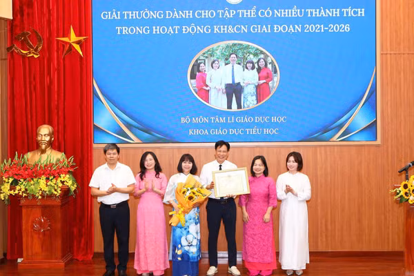 Nhiều tập thể được vinh danh, trao thưởng.