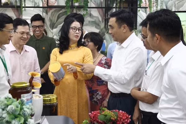 Các đại biểu thăm Trung tâm nghiên cứu xuất sắc và Đổi mới sáng tạo của Học viện Nông nghiệp Việt Nam.
