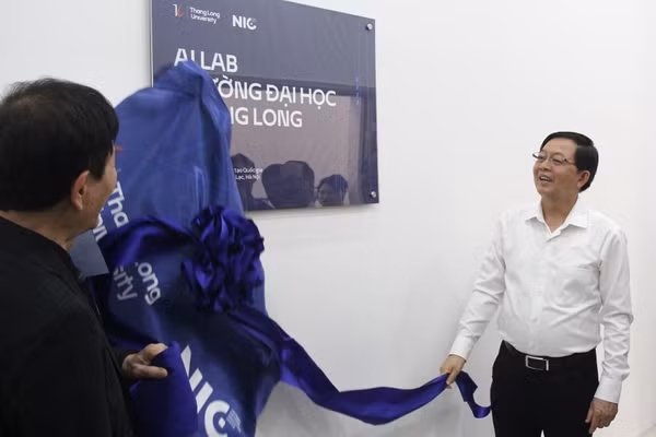 Phó Thủ tướng Hồ Quốc Dũng đến dự, kéo băng khánh thành AI Lab của Trường ĐH Thăng Long tại NIC.
