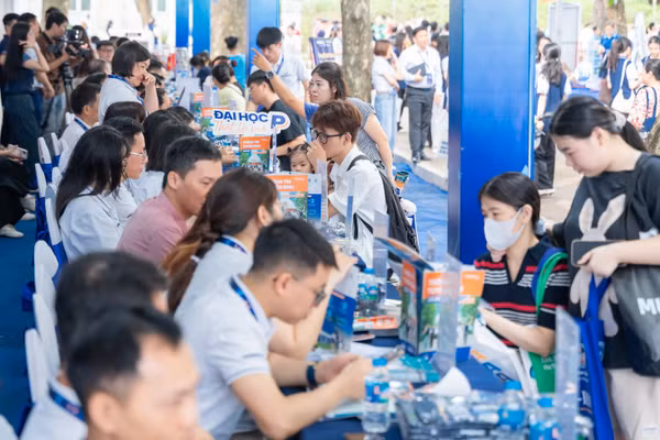 Đại học Phenikaa tham gia Ngày hội Lựa chọn nguyện vọng xét tuyển 2026, đồng hành cùng học sinh khi đăng ký, điều chỉnh nguyện vọng xét tuyển.