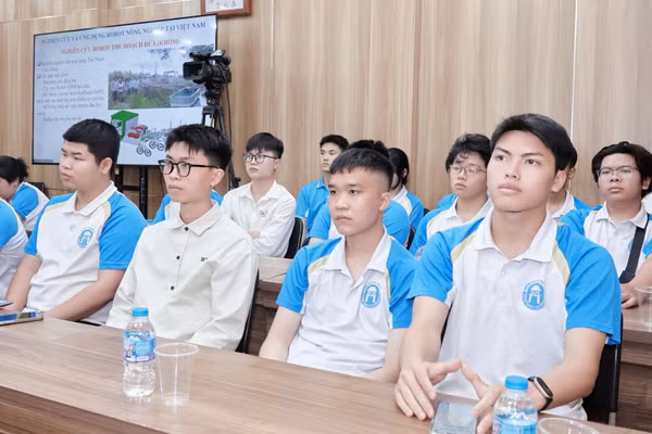 Sinh viên tham gia hội thảo.