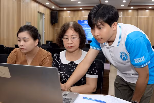 Cán bộ Trường Đại học Mở Hà Nội hướng dẫn cán bộ khuyến học thực hiện sử dụng phần mềm đánh giá mô hình công dân học tập.