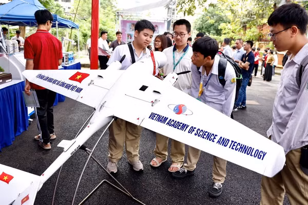 Học sinh trực tiếp trải nghiệm các hoạt động liên quan đến khoa học, công nghệ, STEM.