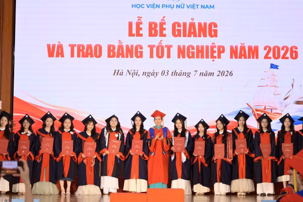 718 tân cử nhân Học viện Phụ nữ Việt Nam nhận bằng tốt nghiệp