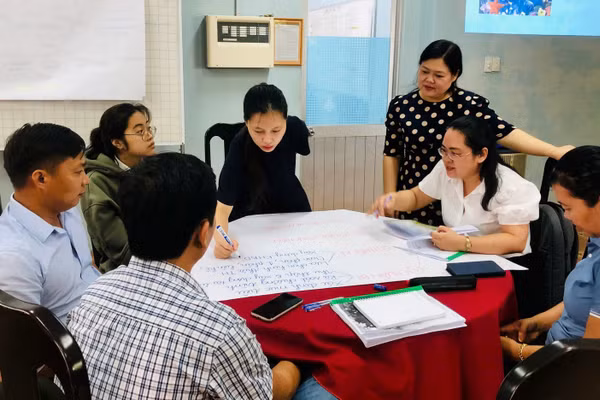 Học viên thảo luận về quy trình tích hợp giáo dục bảo tồn đại dương trong các môn học.