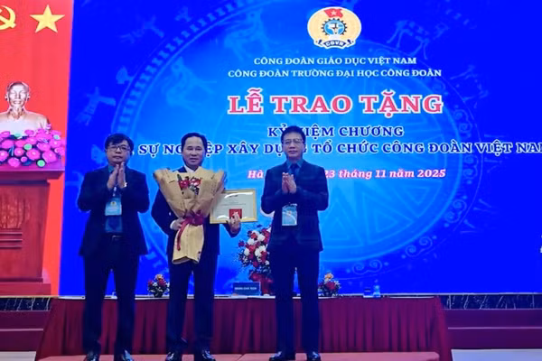Nhân dịp này, PGS.TS Lê Mạnh Hùng - Hiệu trưởng Trường ĐH Công đoàn được nhận Kỷ niệm chương "Vì sự nghiệp xây dựng tổ chức Công đoàn Việt Nam".
