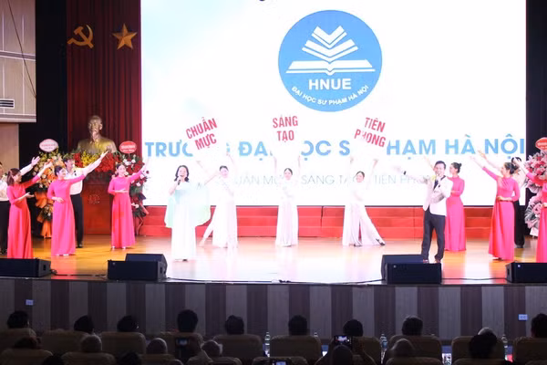 Văn nghệ chào mừng.