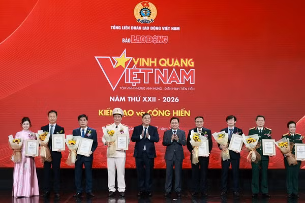 Chương trình Vinh quang Việt Nam tôn vinh 13 tập thể và cá nhân tiêu biểu