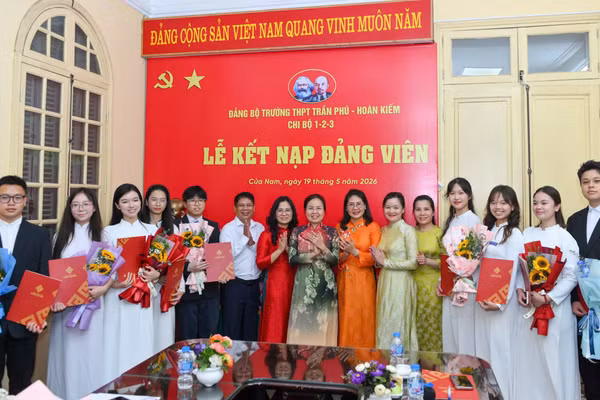 Lãnh đạo Đảng ủy Phường Cửa Nam và Trường THPT Trần Phú - Hoàn Kiếm chúc mừng 9 Đảng viên mới.