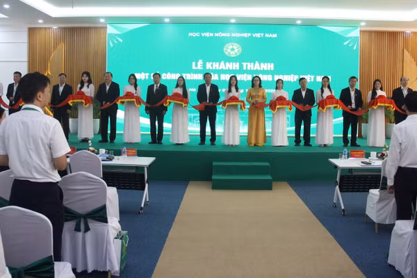 Lễ cắt băng khánh thành 3 công trình chào mừng kỷ niệm 70 năm thành lập Học viện Nông nghiệp Việt Nam.