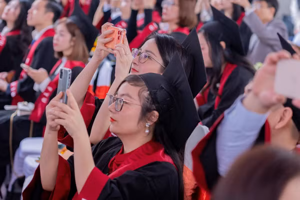 Các tân tiến sĩ, thạc sĩ trong ngày nhận bằng tốt nghiệp.