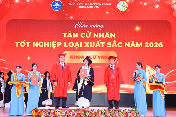 Tân cử nhân xuất sắc nhận bằng tốt nghiệp. Ảnh: Thanh Tùng.