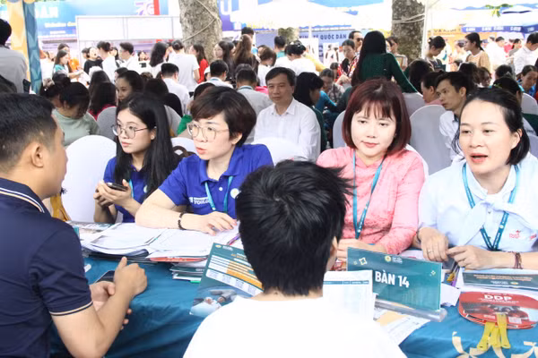 Gian tư vấn của Học viện Tài chính luôn thu hút sự quan tâm đặc biệt của phụ huynh và học sinh.