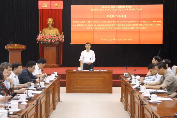 Ông Nguyễn Viết Lộc, Phó Bí thư Đảng ủy Bộ GD&ĐT phát biểu tại hội nghị.