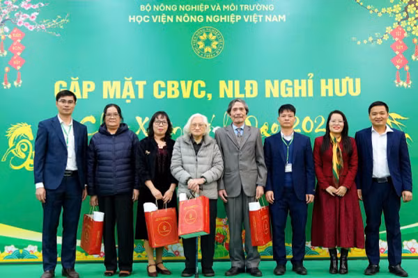 Lãnh đạo Khoa Chăn nuôi tặng quà cho cán bộ, giảng viên đã nghỉ hưu.