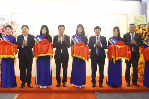 Nghi lễ cắt băng khai mạc Triển lãm Mỹ thuật Quốc tế năm 2025.