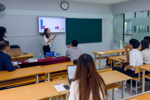 Sinh viên chia sẻ kết quả nghiên cứu tại phiên thảo luận trong khuôn khổ của hội thảo.