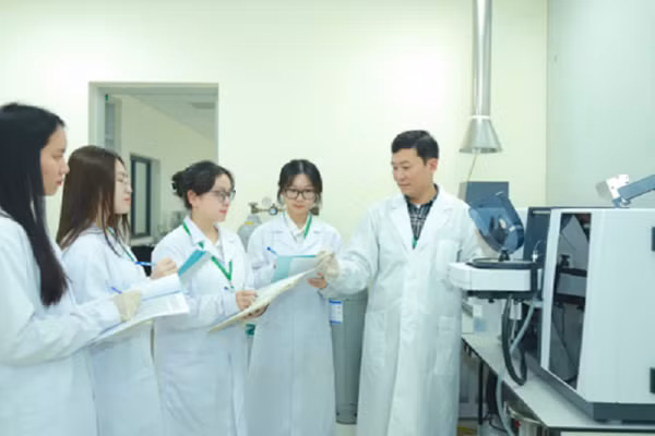 Sinh viên Khoa Tài nguyên và Môi trường, Học viện Nông nghiệp Việt Nam thực hiện nghiên cứu trong phòng thí nghiệm hiện đại. 