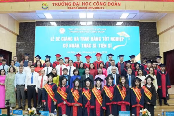 Trường ĐH Công đoàn trao bằng tốt nghiệp cho hơn 1.800 tân khoa