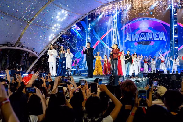 Đêm nhạc hội “AWAKEN” của Trường Đại học Thăng Long đã đánh thức mọi giác quan của hơn 5000 khán giả.