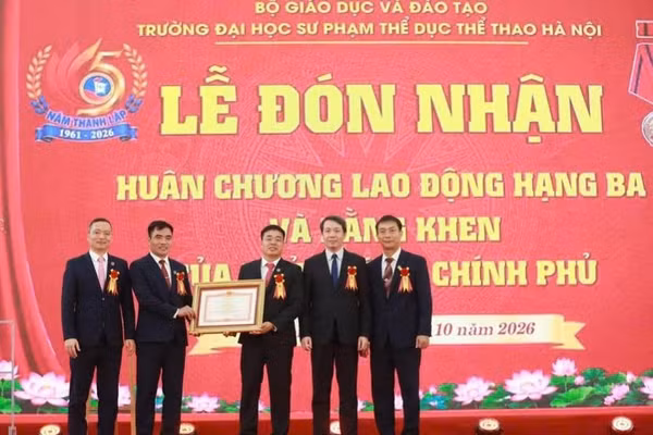 Thứ trưởng Bộ GD&ĐT Phạm Quang Hưng trao Bằng khen của Thủ tướng Chính phủ cho tập thể Trường Đại học Sư phạm Thể dục thể thao Hà Nội.
