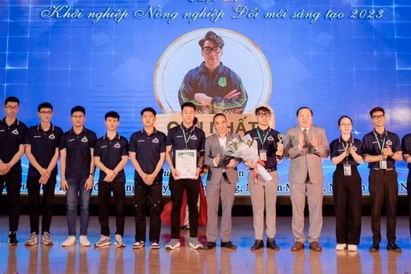 Ban tổ chức trao giải Nhất cho các tác giả của dự án “Chế tạo máy hàn tự động” của sinh viên Học viện Nông nghiệp Việt Nam năm 2023.