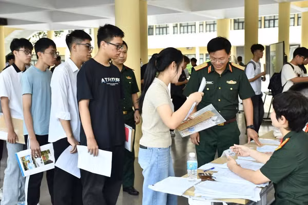 Thiếu tướng Trần Xuân Nam, Phó giám đốc Học viện Kỹ thuật Quân sự động viên, hỗ trợ sinh viên tham gia nhập học.