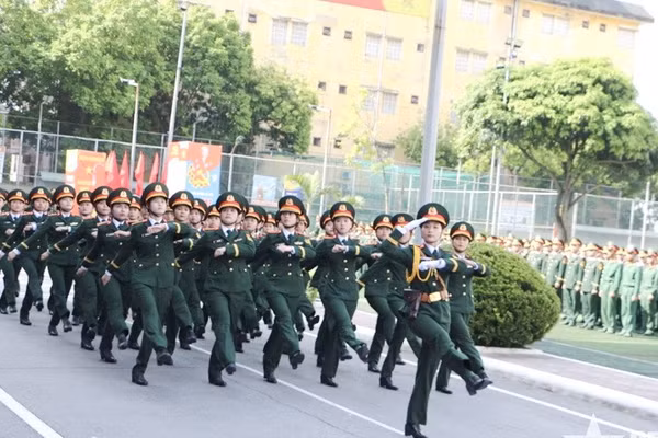 Duyệt đội ngũ tại Lễ khai giảng. Ảnh: Hồng Uyên.