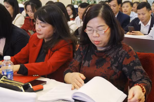 Học viên chăm chú học tập, nghiên cứu tài liệu.
