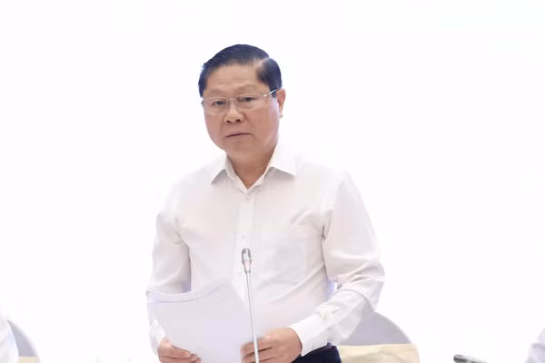Thứ trưởng Bộ GD&ĐT Lê Tấn Dũng thông tin định hướng hợp nhất và sắp xếp các trường đại học - Ảnh: VGP/NB