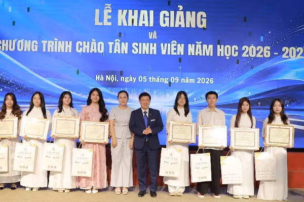 NGƯT.PGS.TS Đào Đăng Phượng trao khen thưởng cho các Thủ khoa Kỳ thi tuyển sinh đại học chính quy năm 2026 - 2027.