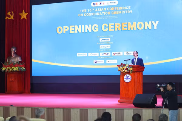 Thứ trưởng Thường trực Bộ GD&ĐT Phạm Ngọc Thưởng phát biểu tại hội thảo.