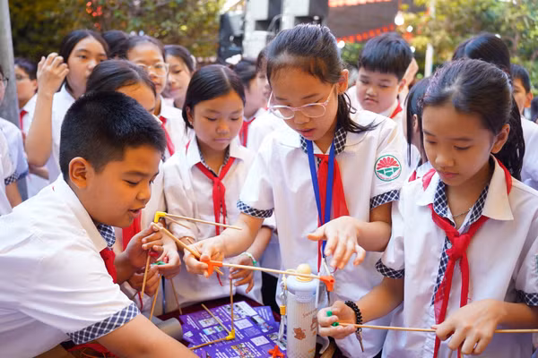 Học sinh tiểu học trải nghiệm tại gian hàng STEM - Robotics - AI của Learn to Leap.