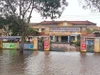 Nhiều trường học tại Quảng Trị cho học sinh nghỉ học do ngập nước.