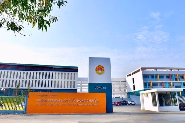 Trường THPT Chuyên Tuyên Quang.