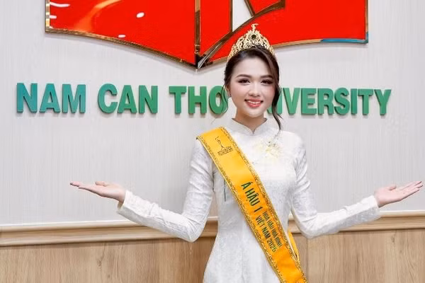 Thu Ngân trở về mái trường Nam Cần Thơ sau khi đăng quang Á hậu 