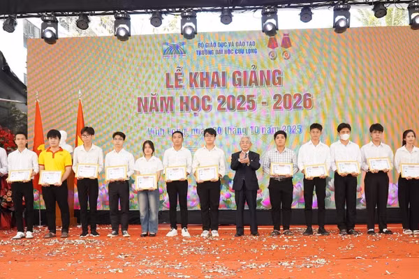 Trường Đại học Cửu Long tặng 56 suất học bổng toàn phần cho tân sinh viên dân tộc Khmer