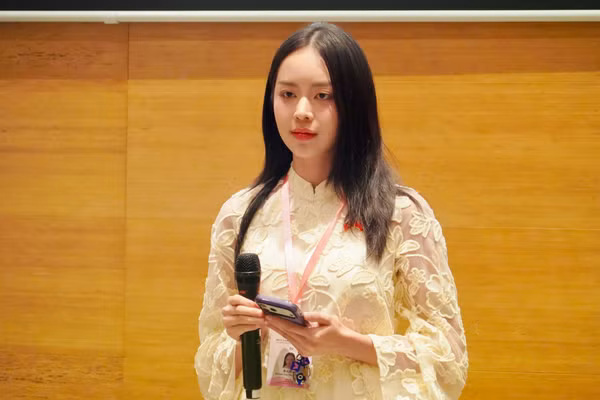 Hoa hậu Thanh Thủy ghi điểm tại Hành trình đỏ