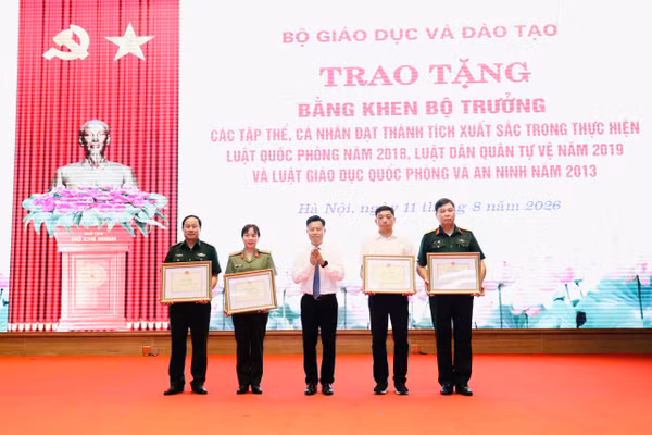 Thứ trưởng Lê Quân trao Bằng khen của Bộ trưởng Bộ GD&ĐT cho các tập thể, cá nhân.
