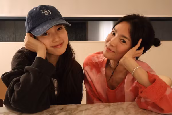 Song Hye Kyo gây bất ngờ, công khai món quà đặc biệt từ 'tình tin đồn' Suzy?