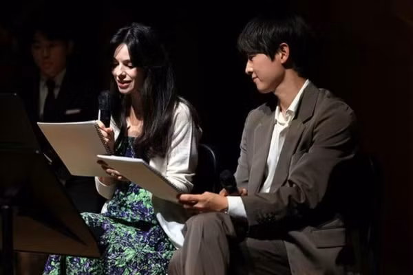 Xuất hiện cùng chồng, nhan sắc vợ Song Joong Ki gây bất ngờ