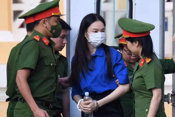 Thuỳ Tiên xuất hiện với chiếc áo màu xanh tại phiên xét xử 